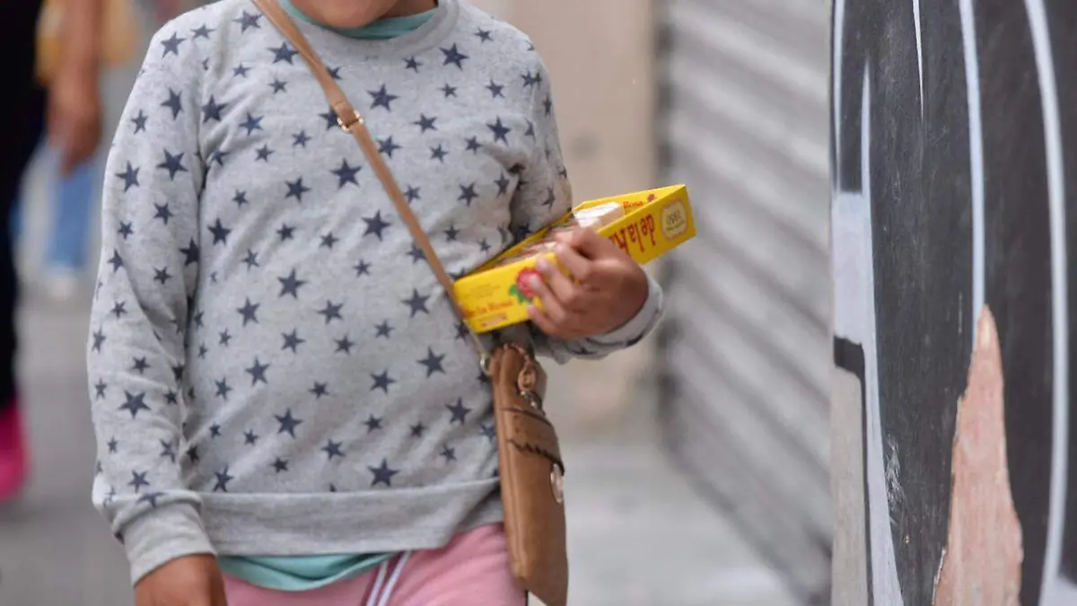 niña trabajando vendiendo mazapanes infancia